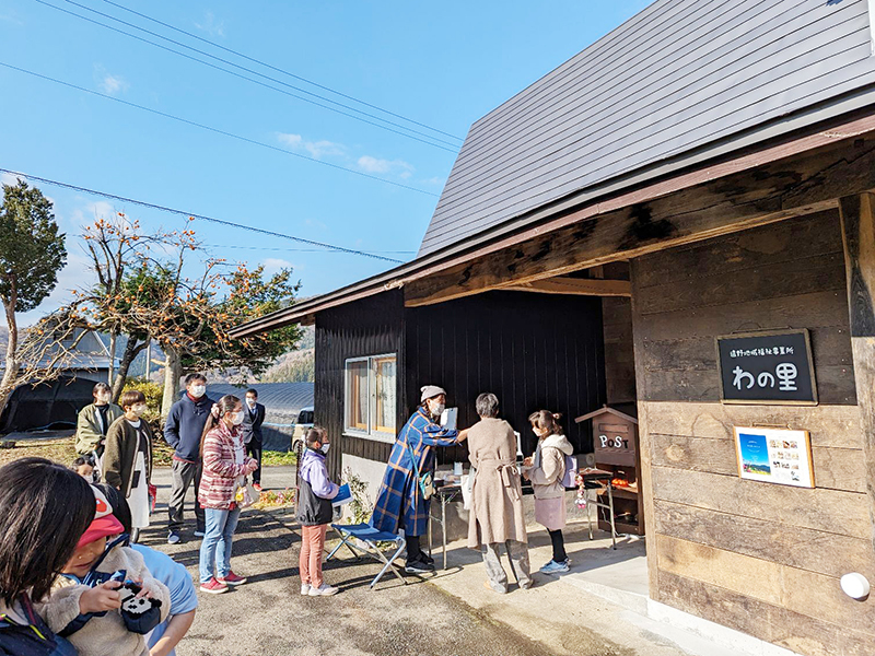 岩手・遠野地域福祉事業所わの里　初のマルシェ、利用者さんの作品も好評